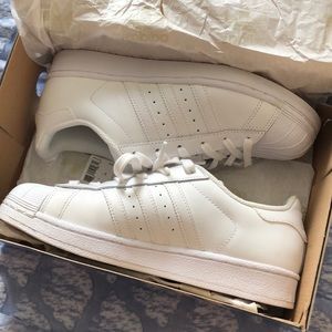 Adidas superstars!